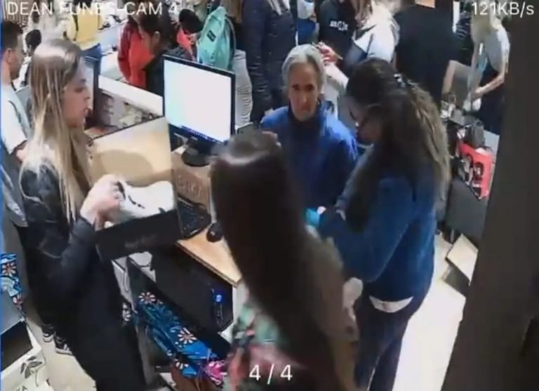 Córdoba: una jubilada fue a comprar unas zapatillas, tenía la tarjeta vencida y el dueño del comercio se las regaló