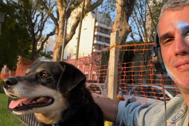 “Si caminás conmigo hasta casa, te entro”: estaba perdido, le hizo una propuesta y se llevó una sorpresa con la respuesta del perro
