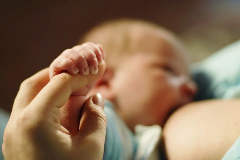 Alerta contaminación: según estudios científicos italianos encontraron microplásticos en la leche materna de mujeres sanas