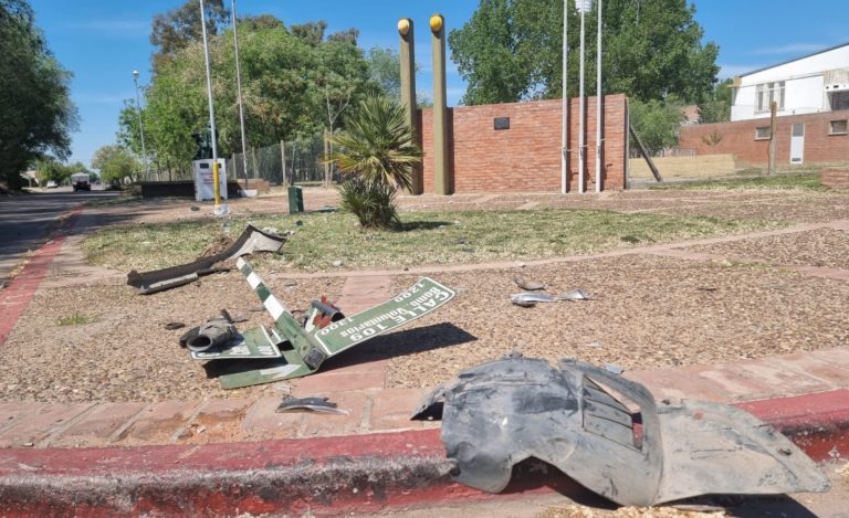 Chocó en el Monumento a los Bomberos caídos en PRODINCO destrozando un cartel y un banco y huyó del lugar