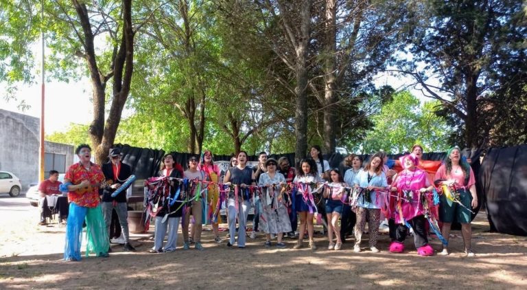 El grupo de teatro comunitario “PEUMAN” estrenó la obra “Puentes” en la plaza del barrio San Etelvino