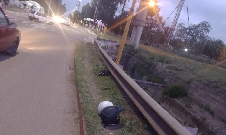 Dos jóvenes de 21 años cayeron pesadamente de su moto en calle 19 y 40: El conductor fue hospitalizado con fractura de tabique