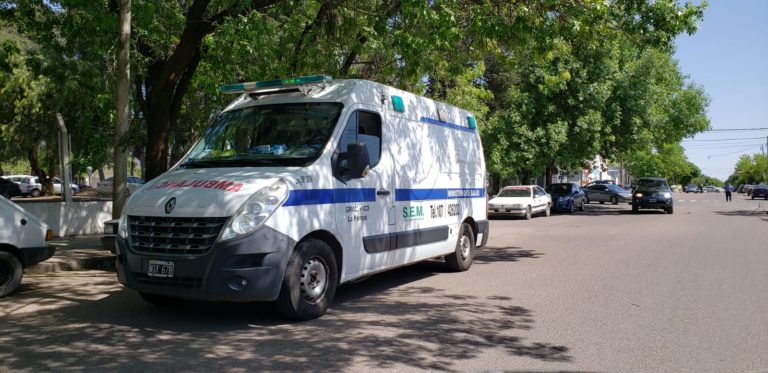 Una motociclista chocó con un perro y terminó hospitalizada