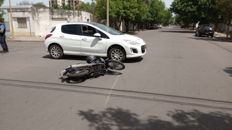 Una moto terminó impactando ferozmente contra un auto en calle 18 esquina 3