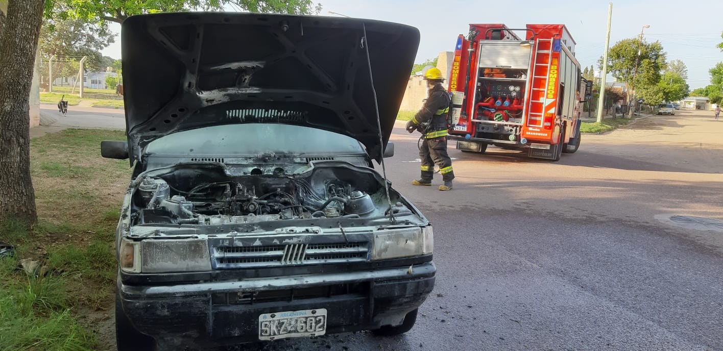 Un problema eléctrico generó un incendio de vehículo en calle 500