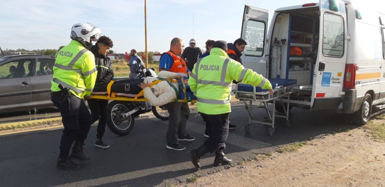 Una joven en moto chocó un auto que paraba en el semáforo y fue hospitalizada