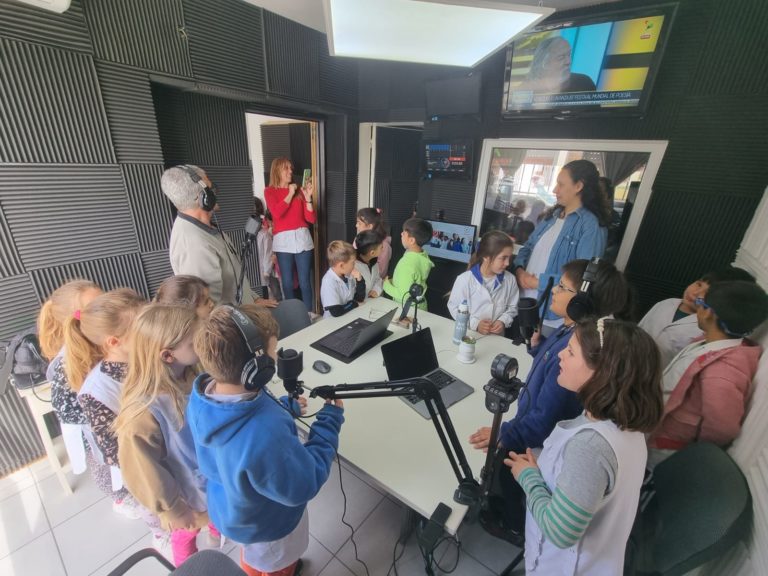 Alumnos de la Escuela 57 visitaron los estudios de InfoPico Radio 99.9