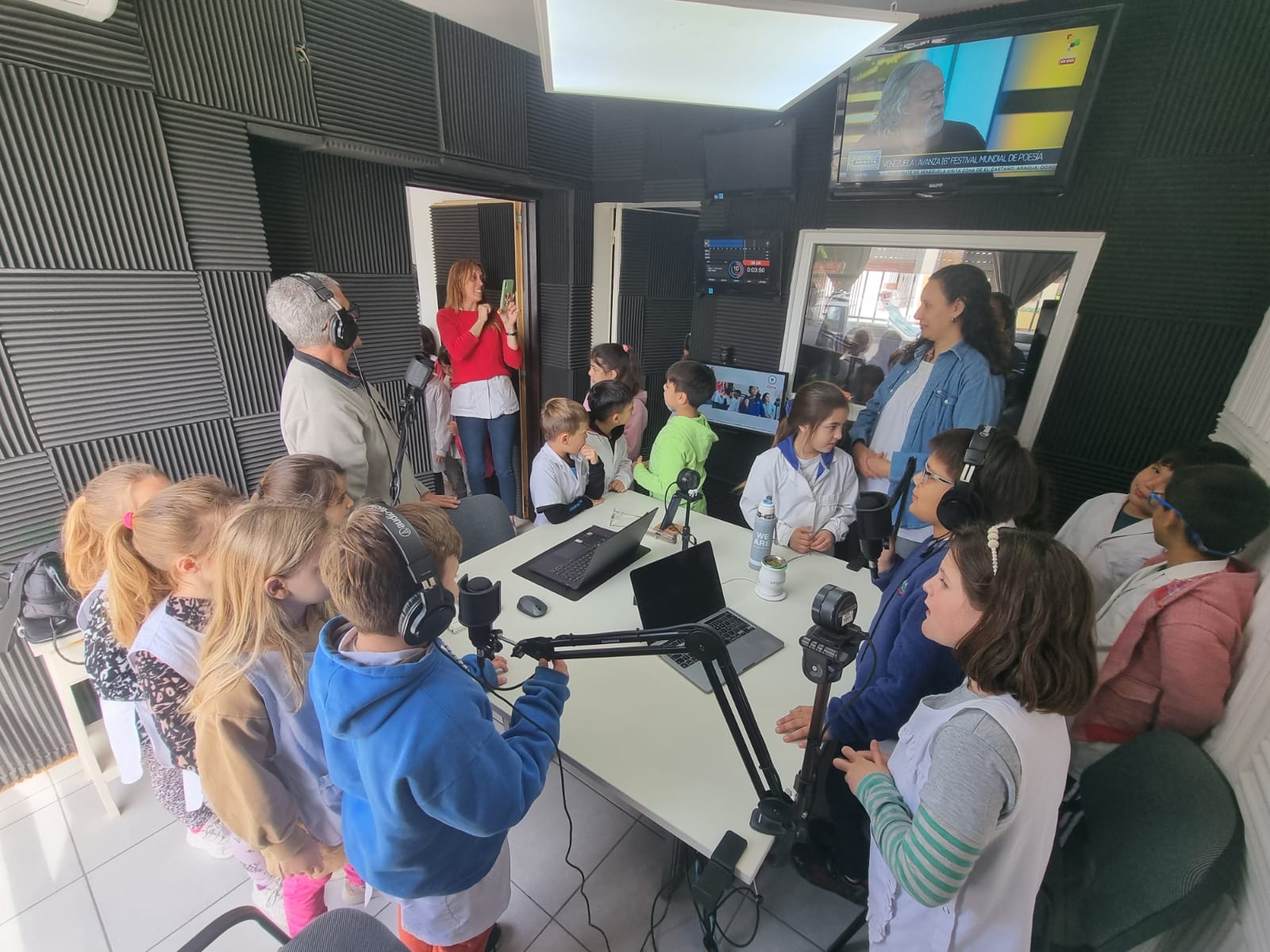 Alumnos de la Escuela 57 visitaron los estudios de InfoPico Radio 99.9