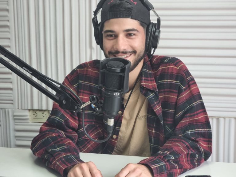 Jesús es un joven venezolano que vive en Chile, está de visita en General Pico y nos contó sobre cómo se vive en su país