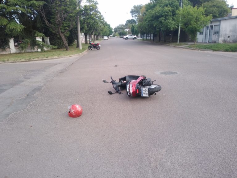Una mujer hospitalizada tras accidentarse con su moto