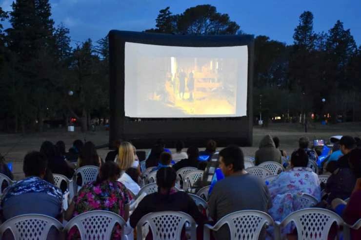 Ciclo de proyecciones de audiovisuales pampeanos: este domingo, cine gratis en la Plaza España