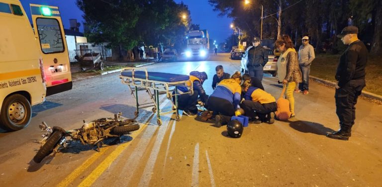 Una mujer chocó a un perro en barrio Carlos Berg, cayó fuertemente al suelo y debió ser trasladada al Hospital