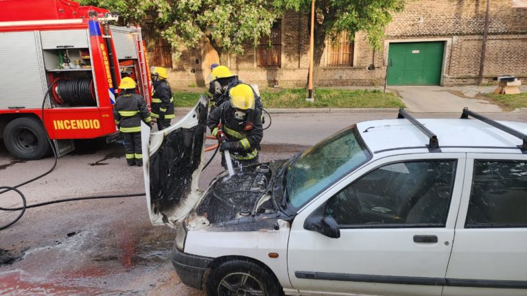 Bomberos trabajó en un principio de incendio de un auto