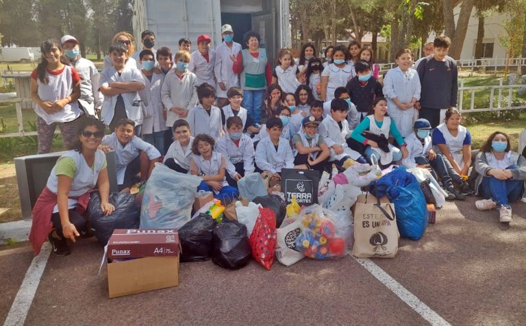 Hermoso gesto solidario de alumnos de la Escuela N° 111 para con el grupo de Voluntarios del Hospital Gobernador Centeno