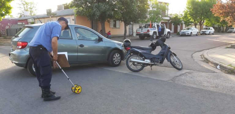 Un menor fue derivado al hospital luego de una colisión entre un auto y una moto