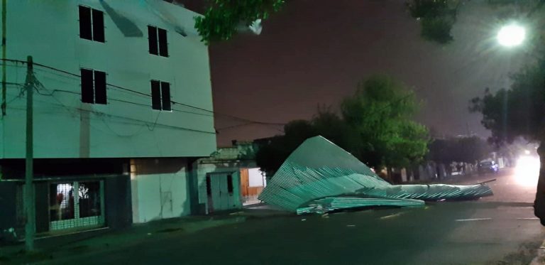 General Pico: el fuerte viento voló el techo de una construcción en seco