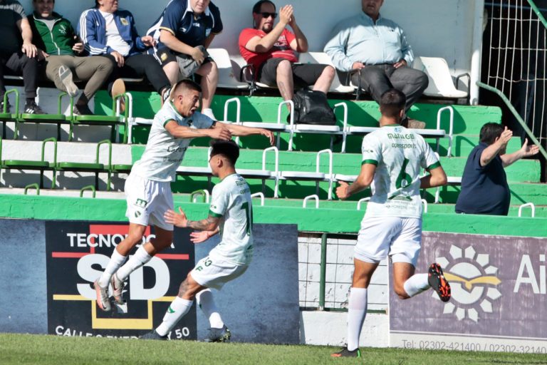 Ferro lo ganaba con un golazo de tiro libre, pero Villa Mitre lo empató sobre el final en “El Coloso”: Ahora el “Verdolaga” deberá esperar los resultados de sus rivales directos