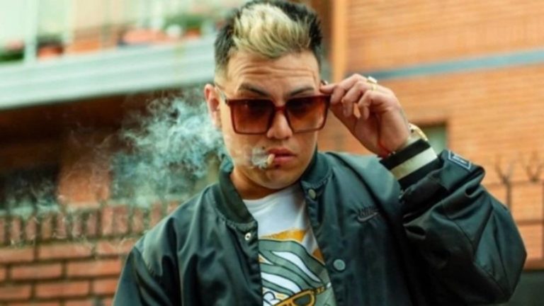 El cantante de Los Wachiturros se cayó del escenario en Bolivia y pelea por su vida