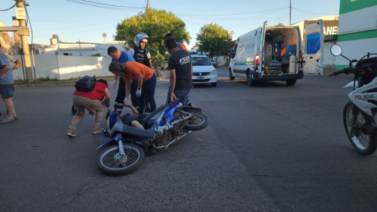 Choque entre una moto y un auto dejó una mujer hospitalizada