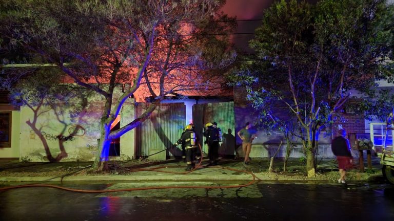 Tres dotaciones de bomberos trabajaron en un incendio de un galpón en horas de la madrugada