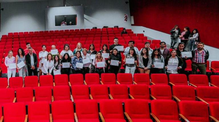 Entregaron certificados a 60 personas que terminaron los cursos tecnológicos dictados por el municipio