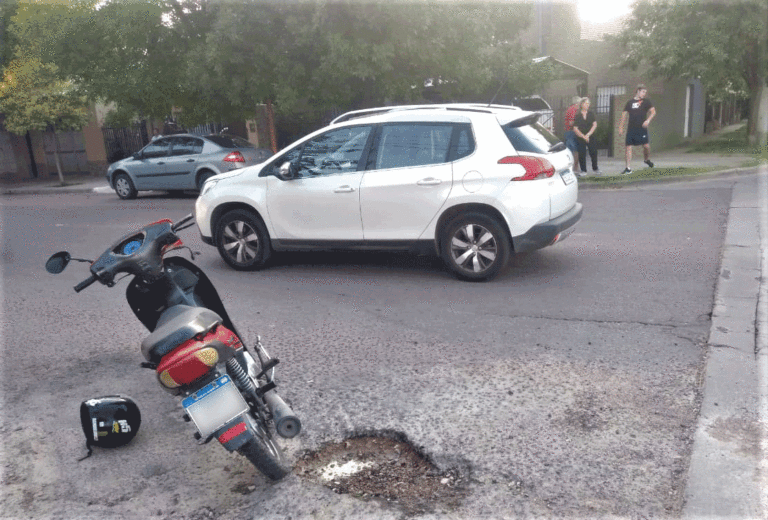 Sufrió un accidente, la llevaron a la guardia, se escapó al lugar del hecho para llevarse la moto, golpeó a la policía y terminó demorada