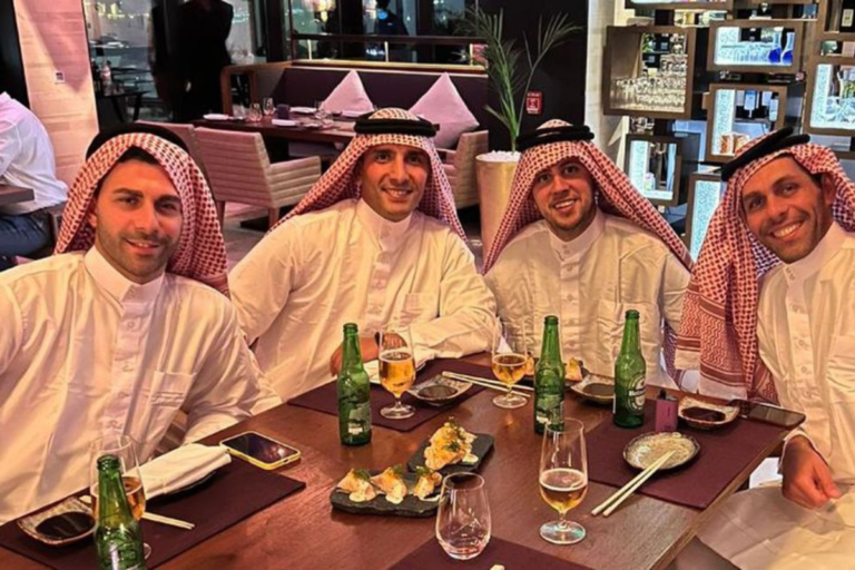 Viveza criolla: argentinos se disfrazaron de jeques en Qatar y esto pasó