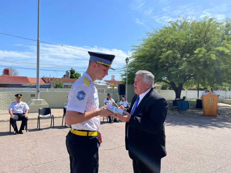 Entregan reconocimiento al mejor promedio en materias jurídicas entre los egresados de la 45° promoción de oficiales ayudantes de la Policía de La Pampa