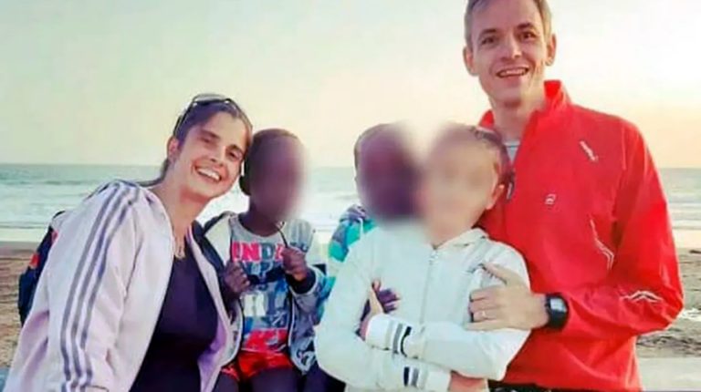 Tras dos años de búsqueda, detuvieron al matrimonio de Bahía Blanca que abandonó a los mellizos africanos que habían adoptado