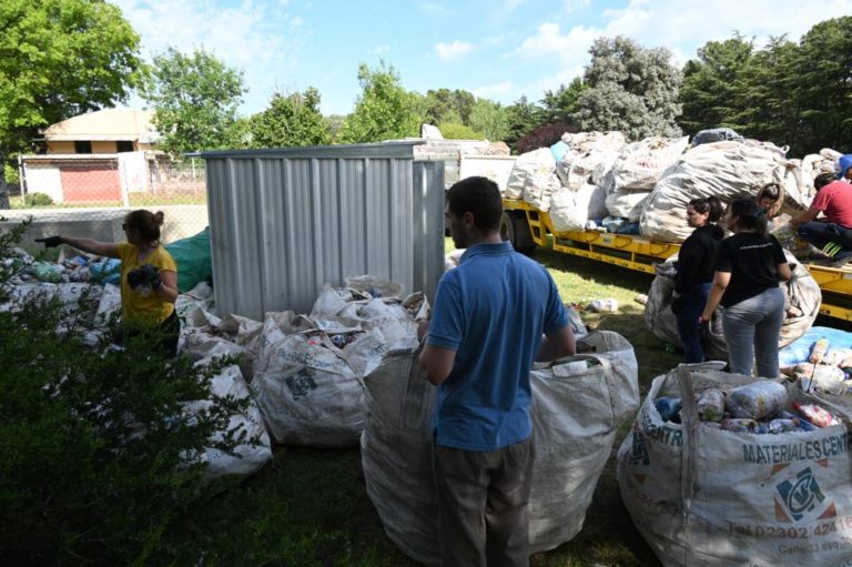 Desde General Pico se enviaron más de 2 mil kilos de eco-botellas al Programa UNLPam Ambiental