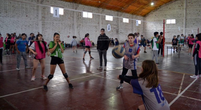 Escuelas deportivas municipales participaron de un encuentro de vóley en Metileo