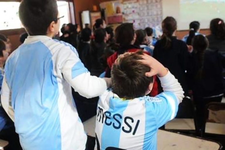 Educación autorizó que se puedan ver los partidos de la “Scaloneta” durante el mundial en las escuelas