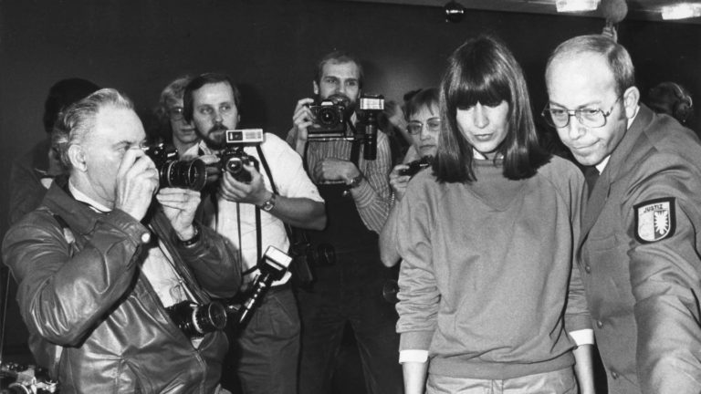 Alemania: la historia de la “mamá vengadora” que mató frente al juez al violador y asesino de su hija de 7 años