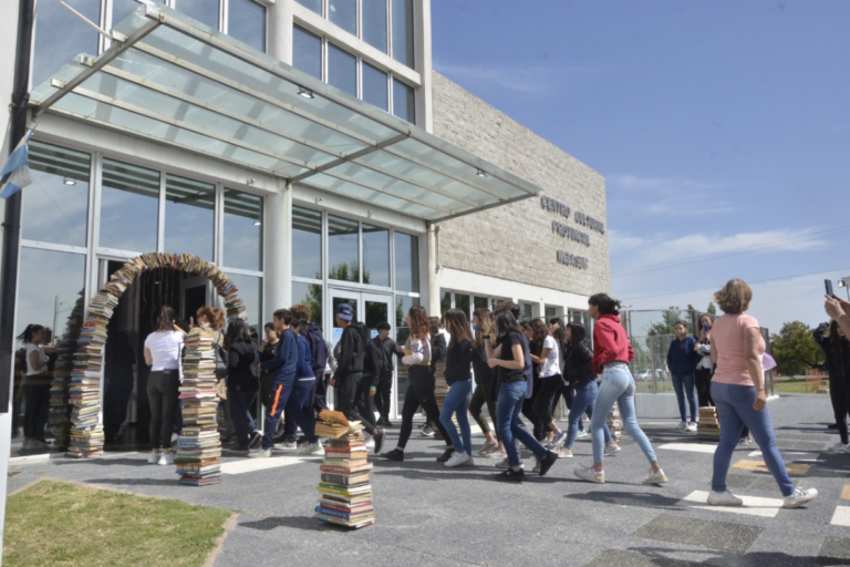 Comenzó la Feria Provincial del Libro: “Sumamos a las comunidades indígenas para dar visibilidad, para ver y escuchar lo que tienen para contarnos”
