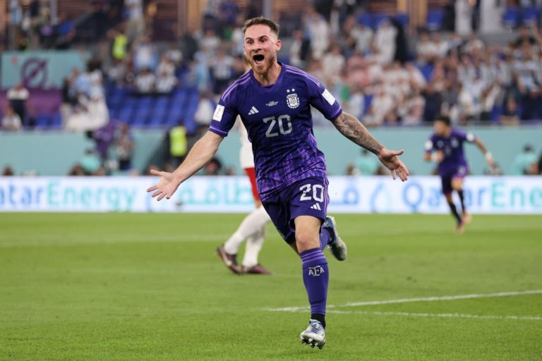 Argentina le gana a Polonia con goles del pampeano Mac Allister y Julián Álvarez y se asegura el liderazgo del Grupo C