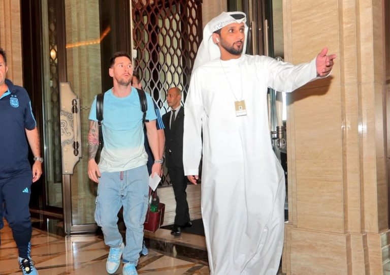 Lionel Messi llegó a Abu Dhabi para sumarse a la selección argentina de cara al Mundial de Qatar