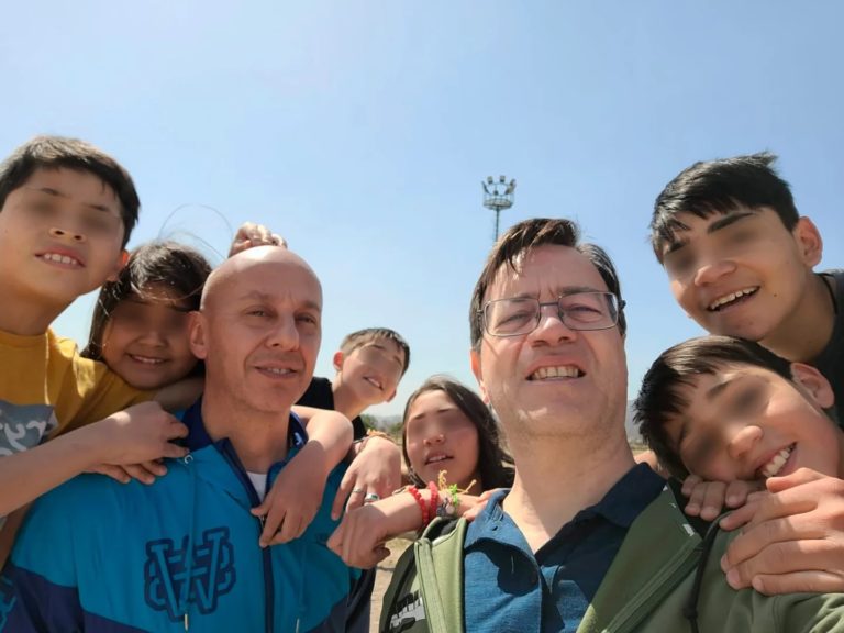 La historia de Víctor y Jorge, la pareja que adoptó a seis hermanitos salteños que querían seguir unidos