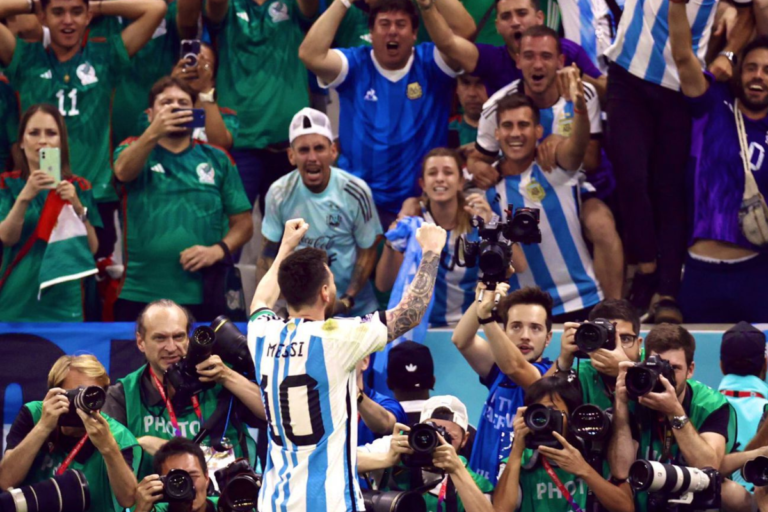 ¡Gritalo Lionel!: Messi y su festejo ante una familia piquense, en la gran victoria ante México