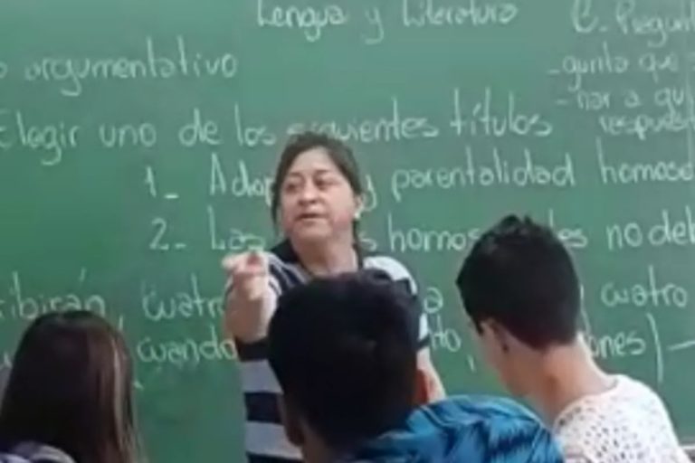 Río Negro: una mujer atacó a trompadas a un chico en un aula del secundario al acusarlo de hacerle bullying a su hijo