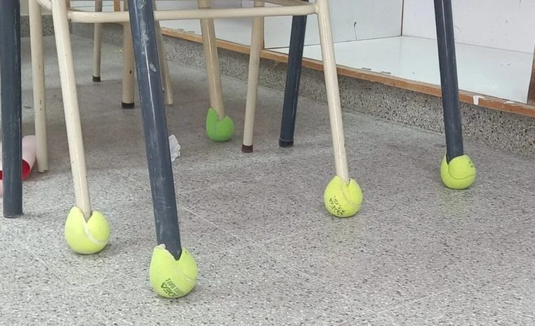 Chubut: pusieron pelotas de tenis en las patas de los bancos de un aula para ayudar a un alumno con autismo