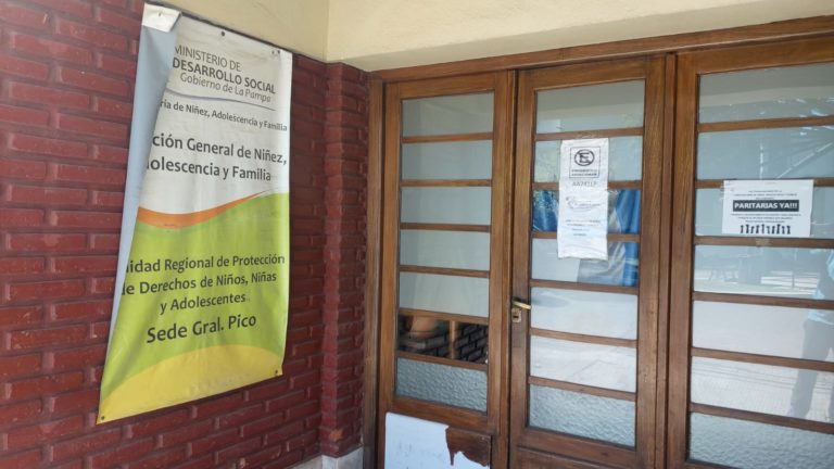 General Pico: una familia pide desesperadamente que le devuelvan a un niño de 2 años y 9 meses que tenía en contención desde los 2 meses de vida