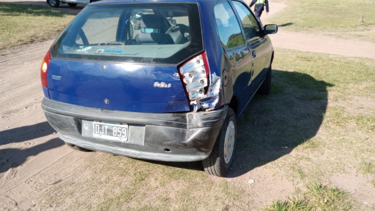 Un motociclista chocó contra la parte trasera de un auto y fue hospitalizado