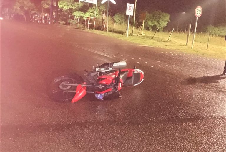 Perdió el control de su moto y debió ser trasladada al hospital