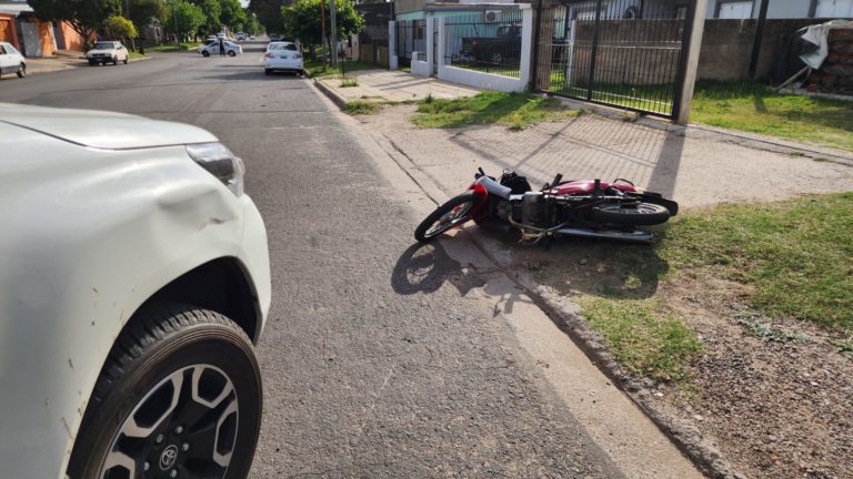 Una mujer fue hospitalizada tras chocar una camioneta con una moto
