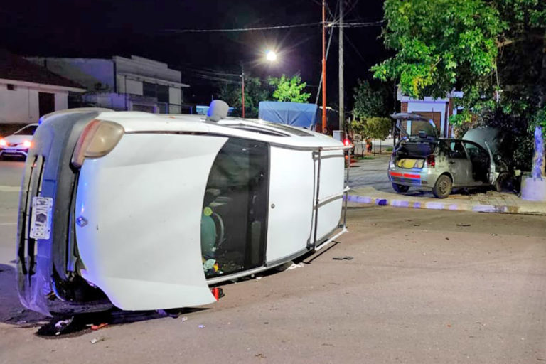 VIDEO: una Kangoo chocó con un radiotaxi y terminó volcando en la madrugada piquense