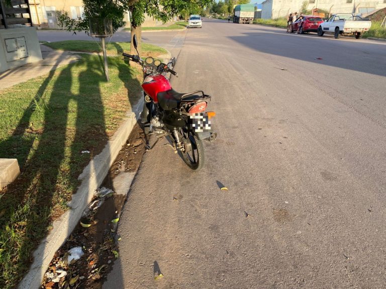Nuevo incidente vial entre un auto y una moto en barrio Federal