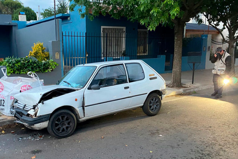 Chocó con un auto estacionado, el conductor fue demorado por la policía y el acompañante hospitalizado