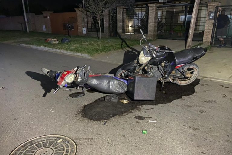 Un joven terminó inconsciente tras un fuerte choque de frente entre dos motos: Todos los implicados terminaron en el Hospital