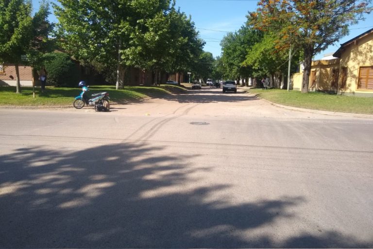 Chocaron una moto y una camioneta en barrio Norte