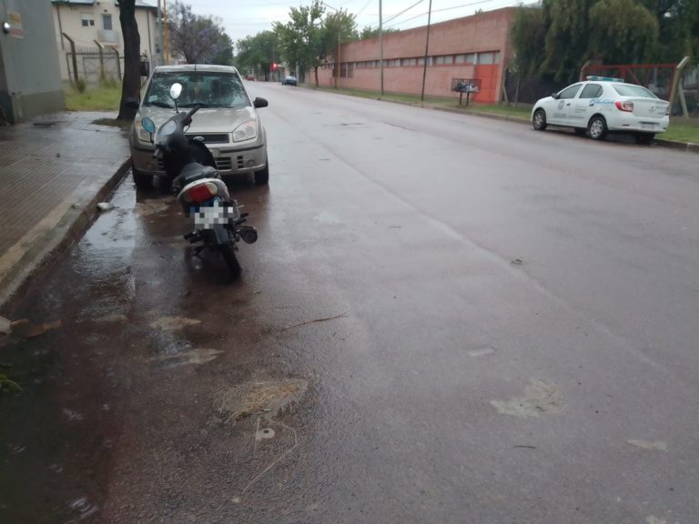 Dos problemas recurrentes en el tránsito piquense: una menor sin licencia conducía una moto y un perro la hizo caer al cruzarse en la calle